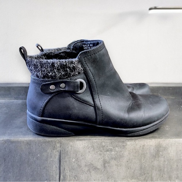 Kim Rogers Black Short Booties size 8. Faux leather boots with grey trim on back - Picture 4 of 16